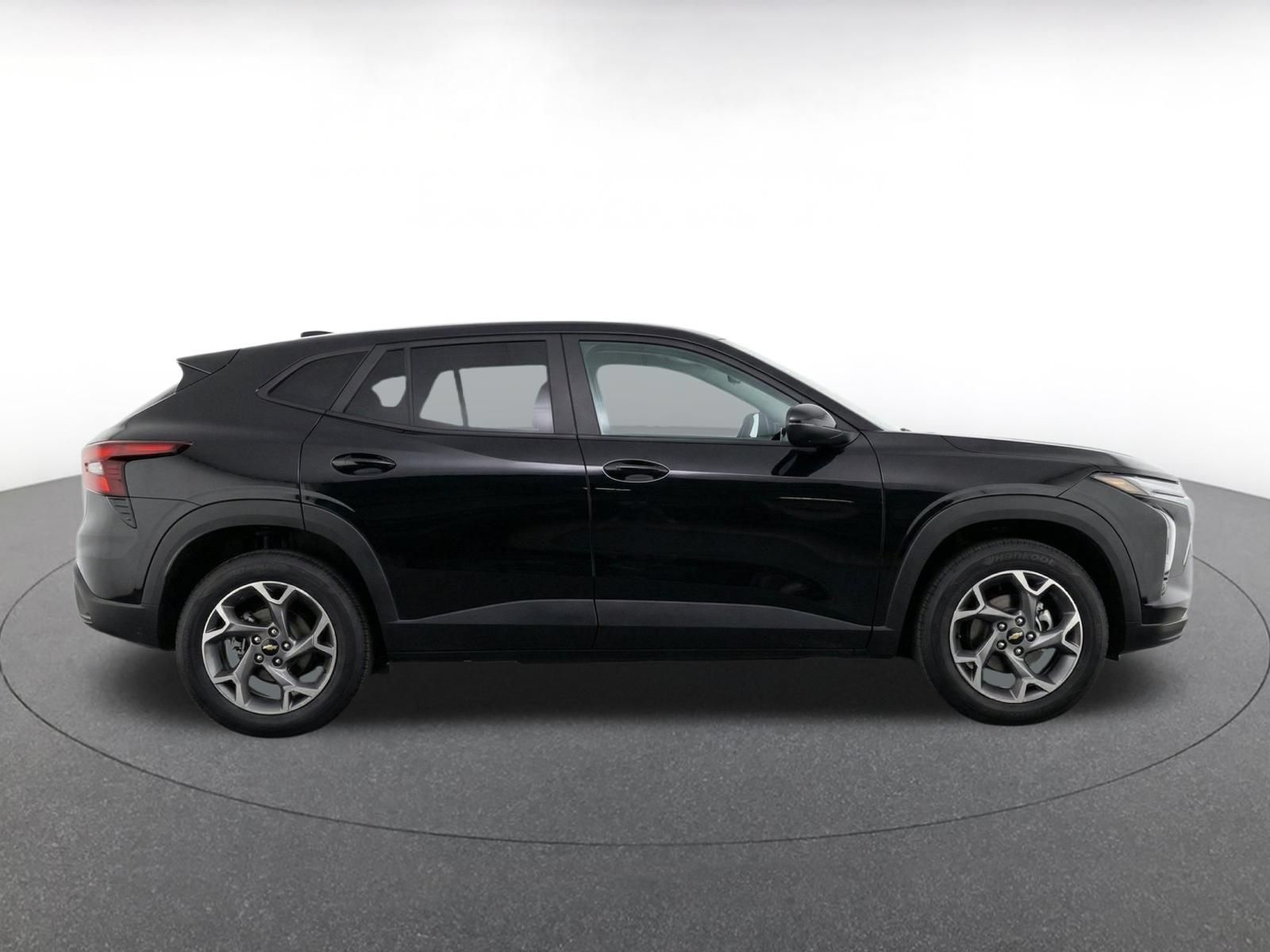Used 2025 Chevrolet Trax LT FWD image 9