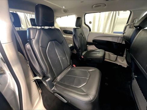 Used 2018 Chrysler Pacifica Touring-L FWD image 16
