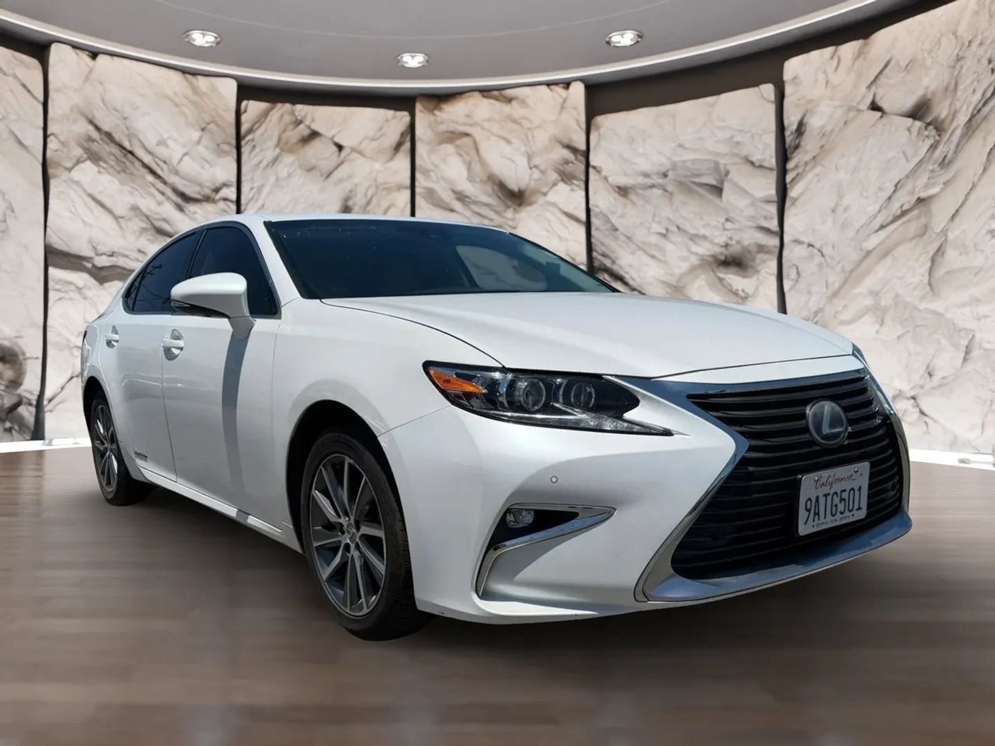 Used 2016 Lexus ES 300h w/ Luxury Package w/Wood Trim FWD image 3