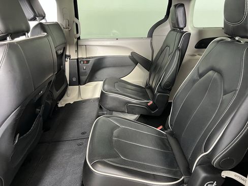 Certified 2024 Chrysler Pacifica Limited image 26