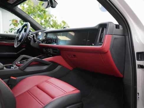 Used 2025 Porsche Cayenne GTS AWD/4WD image 63