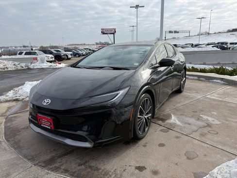 Used 2025 Toyota Prius XLE image 11