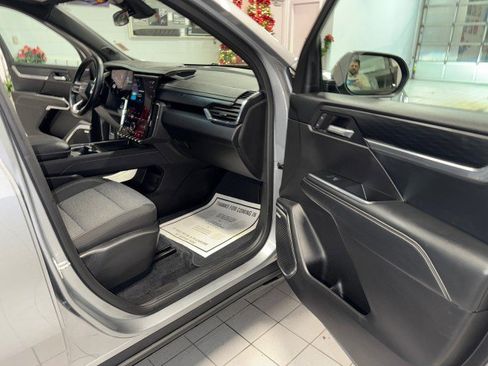 Used 2025 GMC Acadia Elevation image 31