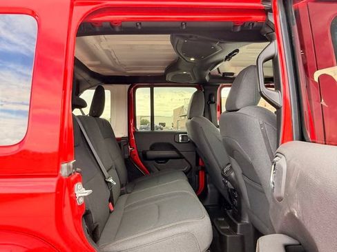 Used 2025 Jeep Wrangler Unlimited Sahara AWD/4WD image 16