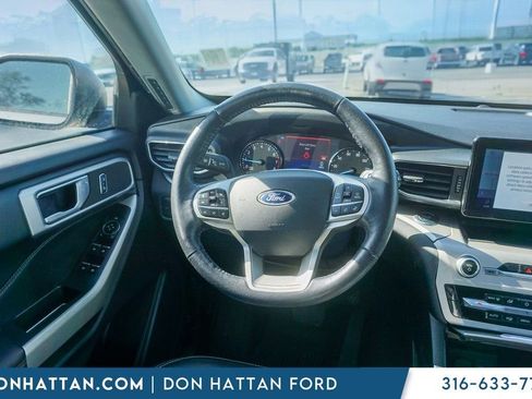 Used 2022 Ford Explorer XLT w/ Equipment Group 202A image 5