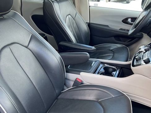 Certified 2024 Chrysler Pacifica Limited image 17