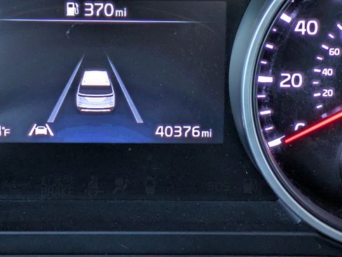 Used 2024 Kia Carnival LX FWD image 31