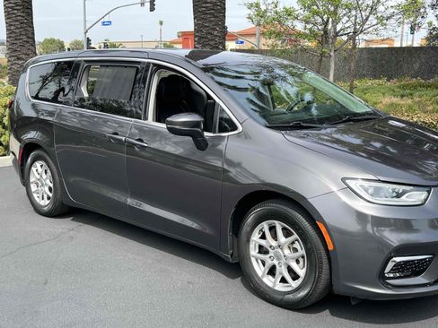 Used 2023 Chrysler Pacifica Touring-L image 46