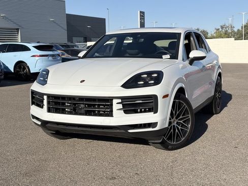 Used 2025 Porsche Cayenne AWD/4WD image 3