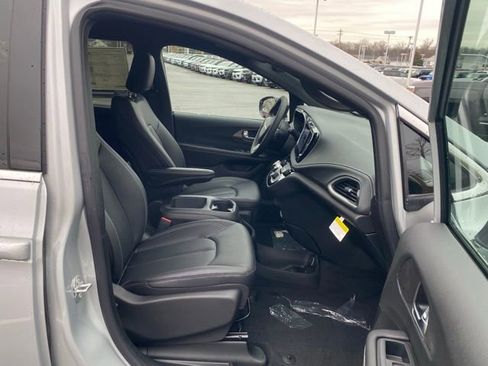 New 2026 Chrysler Pacifica Select image 29
