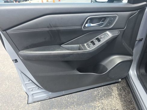 Used 2024 Nissan Rogue Platinum AWD/4WD image 16