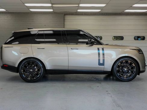 Used 2025 Land Rover Range Rover SE AWD/4WD image 3