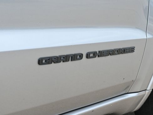 Used 2017 Jeep Grand Cherokee Altitude AWD/4WD image 20
