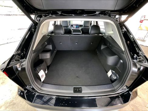 Used 2025 Volkswagen Tiguan SE w/ Panoramic Sunroof Package image 30