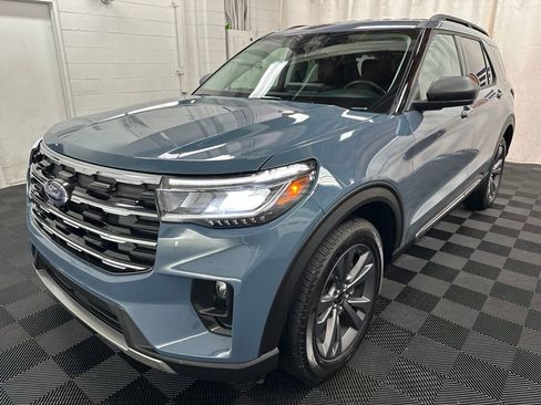 Used 2025 Ford Explorer Active w/ Active Comfort Package AWD/4WD image 4
