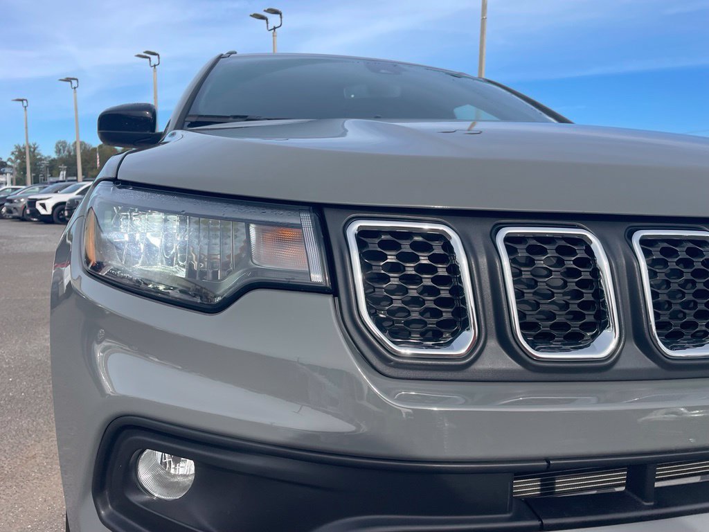 Used 2023 Jeep Compass Latitude AWD/4WD image 19