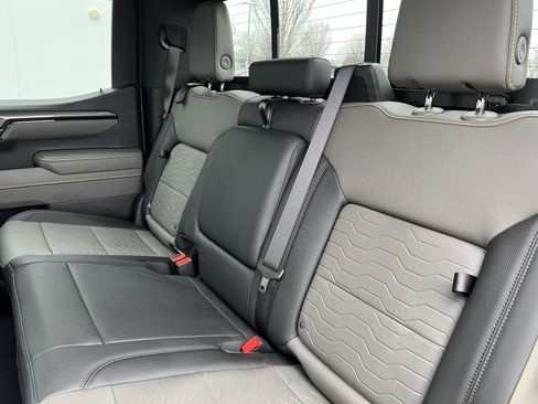 Used 2025 Chevrolet Silverado 1500 ZR2 w/ Technology Package image 33