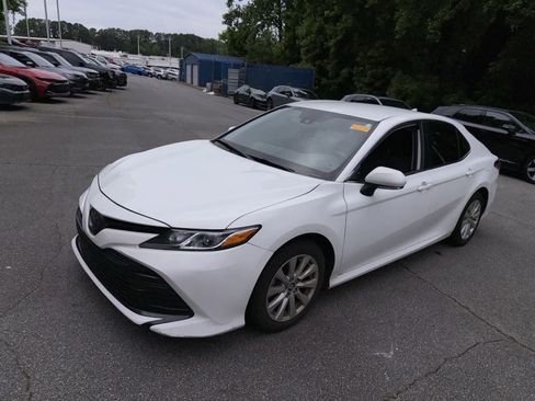 Used 2020 Toyota Camry LE w/ Convenience Package FWD image 4