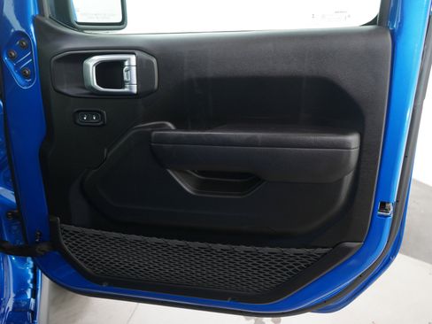 Used 2023 Jeep Gladiator Sport image 11