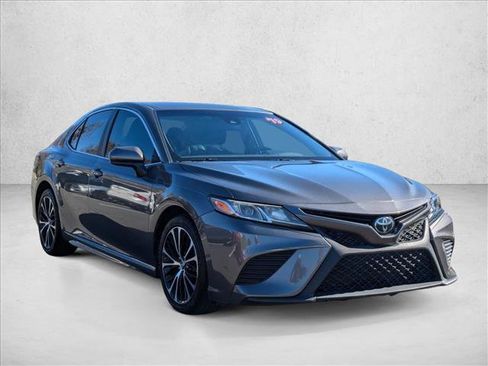 Used 2019 Toyota Camry SE image 3