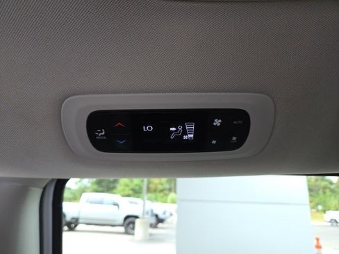 Used 2022 Chrysler Pacifica Touring-L image 39