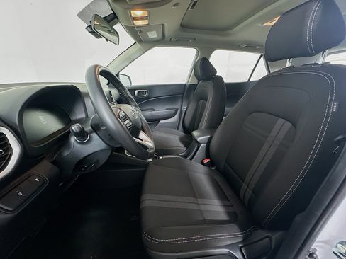 Used 2025 Hyundai Venue SEL image 13