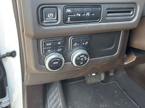 Used 2023 GMC Yukon SLT AWD/4WD image 13