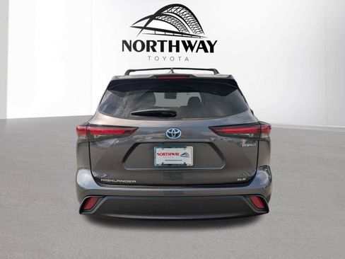 Certified 2024 Toyota Highlander XLE AWD/4WD image 4