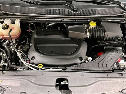 Used 2022 Chrysler Voyager LX image 32