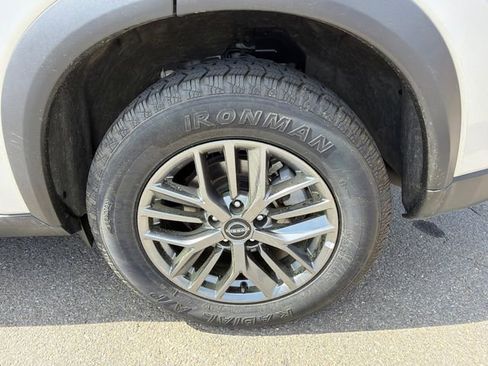 Used 2024 Nissan Rogue S image 19