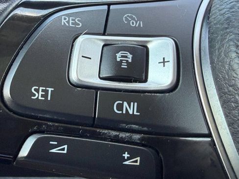 Used 2018 Volkswagen Tiguan SEL Premium FWD image 24