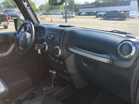 Used 2017 Jeep Wrangler Unlimited Sahara w/ Connectivity Group AWD/4WD image 25