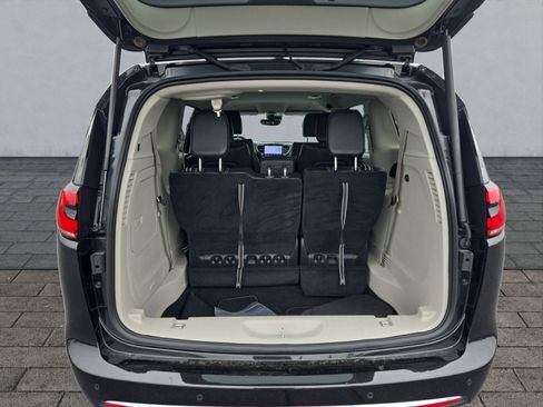 Used 2023 Chrysler Pacifica Touring-L FWD image 24