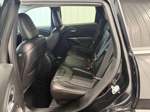 Used 2019 Jeep Cherokee Latitude Plus w/ Cold Weather Group AWD/4WD image 9