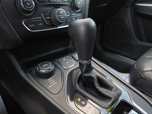 Used 2019 Jeep Cherokee Limited w/ Luxury Group AWD/4WD image 26