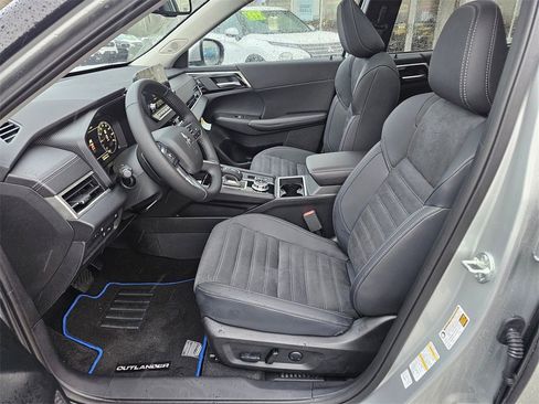 New 2025 Mitsubishi Outlander SE image 15
