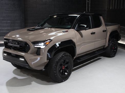 Used 2025 Toyota Tacoma Limited AWD/4WD image 4