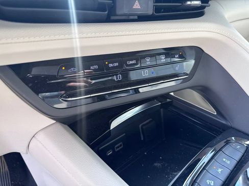 Used 2023 Buick Envision Essence AWD/4WD image 27