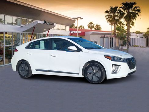Used 2022 Hyundai Ioniq SE image 1