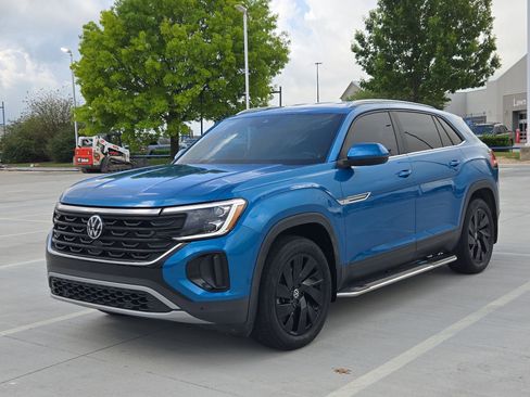 Used 2024 Volkswagen Atlas Cross Sport SE w/ Black Wheel Package image 9