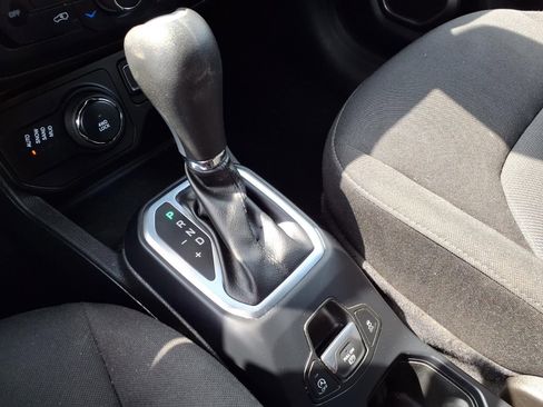 Used 2023 Jeep Renegade Latitude AWD/4WD image 8