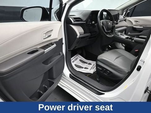 Used 2024 Toyota Sienna XLE FWD image 16