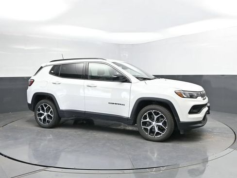 Used 2024 Jeep Compass Latitude AWD/4WD image 3