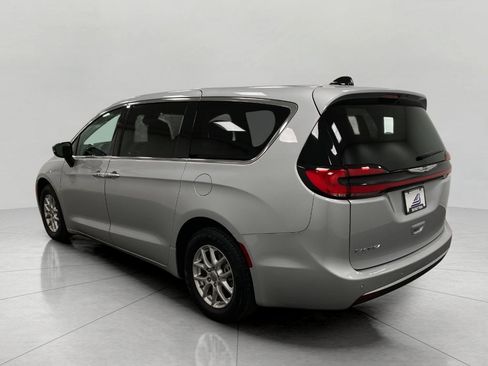 Used 2024 Chrysler Pacifica Touring-L image 8