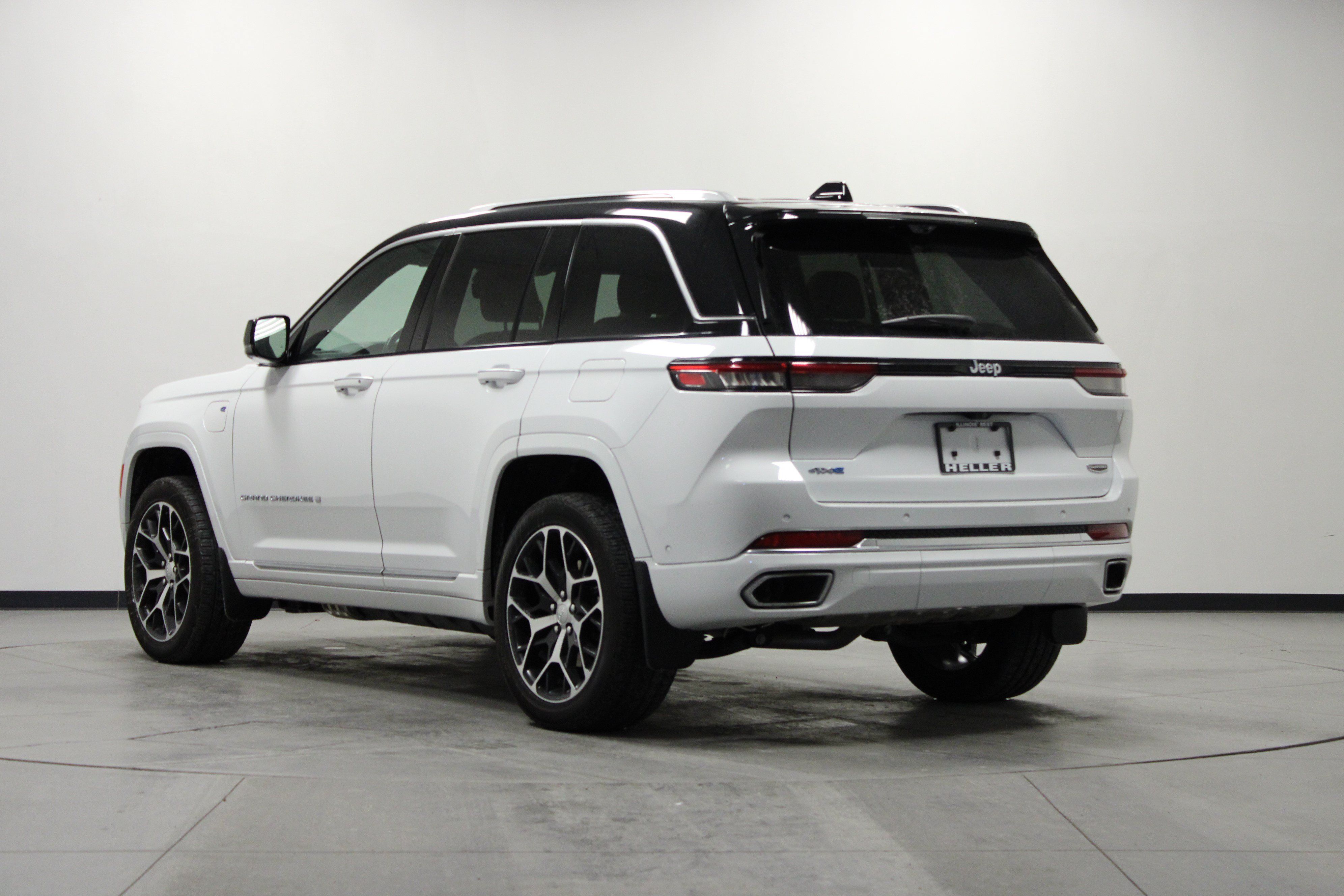 Used 2024 Jeep Grand Cherokee Summit AWD/4WD image 6