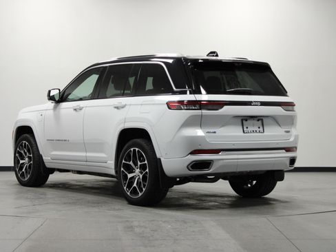 Used 2024 Jeep Grand Cherokee Summit image 6