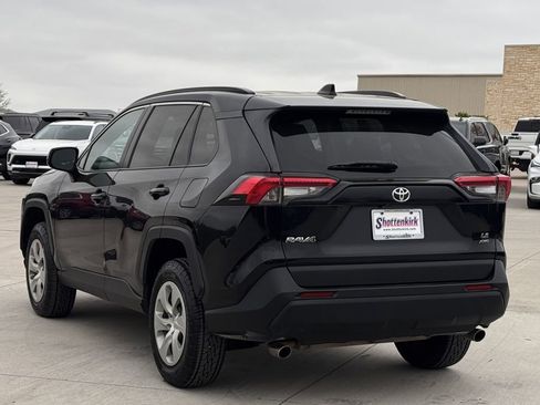 Used 2021 Toyota RAV4 LE image 4