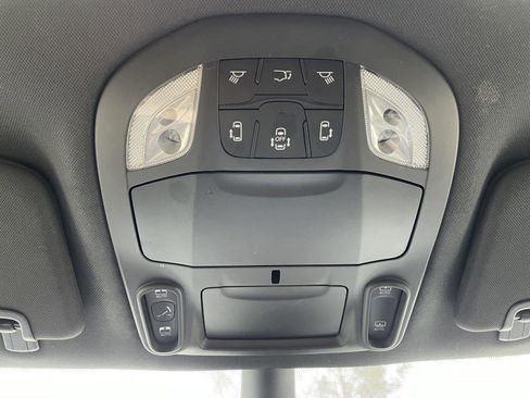 Used 2025 Chrysler Pacifica Limited FWD image 31