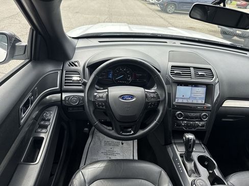 Used 2018 Ford Explorer XLT w/ Equipment Group 202A AWD/4WD image 11