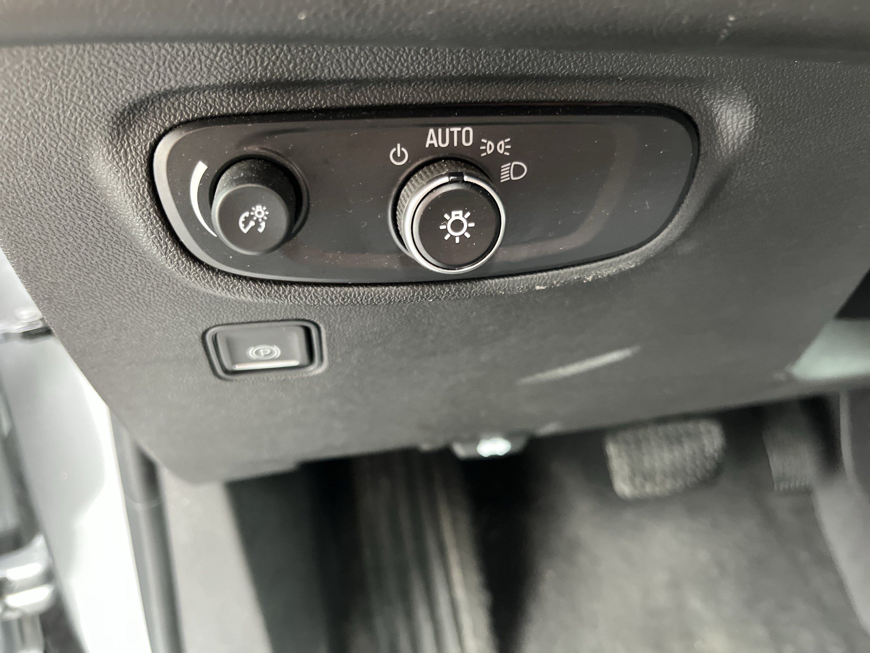 Used 2024 GMC Terrain SLE AWD/4WD image 12